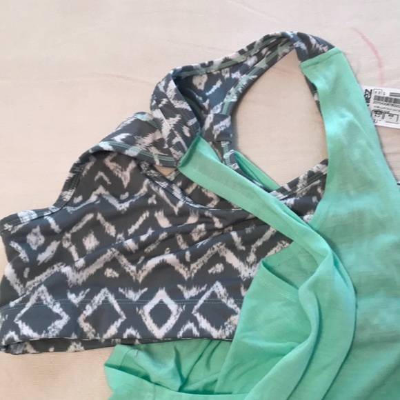 Workout yoga top with built in sports bra - Picture 3 of 3